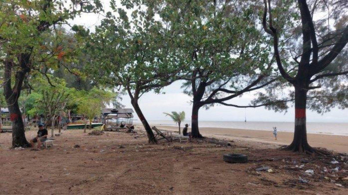 WISATA TANAH LAUT - Inilah suasana di salah satu sudut Pantai Cemara Asri di Desa Batakan. Di sini tempat parkir sangat luas.