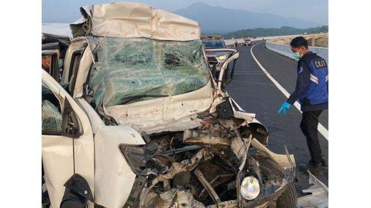 KECELAKAAN - Insiden kecelakaan lalu lintas terjadi di Jalan Tol Cisumdawu, Jumat (14/6/2024) pagi. Kecelakaan maut itu melibatkan Daihatsu Luxio berpelat nomor D 1540 YBK dan truk diesel berpelat nomor Z 8107 AH.