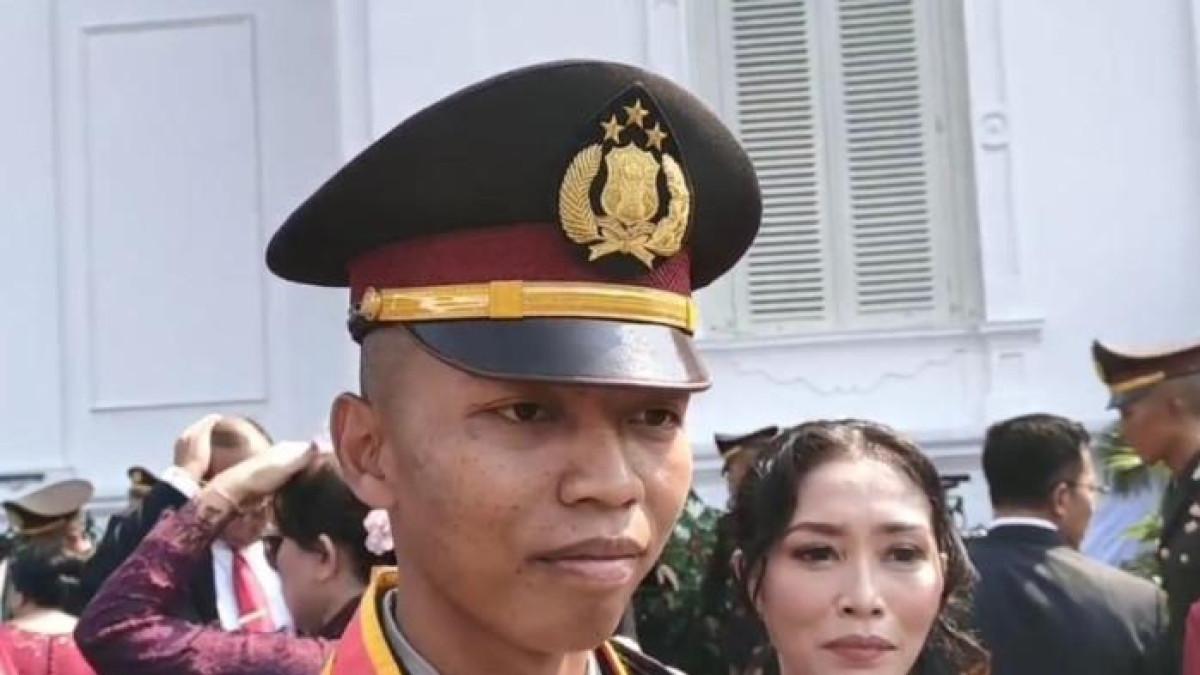 PERAIH ADHI MAKAYASA - Ipda Muhammad Malik Aditya Kurniawan menjadi salah satu dari delapan taruna dan taruni TNI maupun Polri peraih penghargaan Adhi Makayasa yang diberikan oleh Presiden Prabowo Subianto pada upacara Prasetya Perwira di halaman Istana Merdeka, Jakarta, pada Rabu, 23 Juli 2025. Berikut sosok dari Ipda Muhammad Malik Aditya Kurniawan.