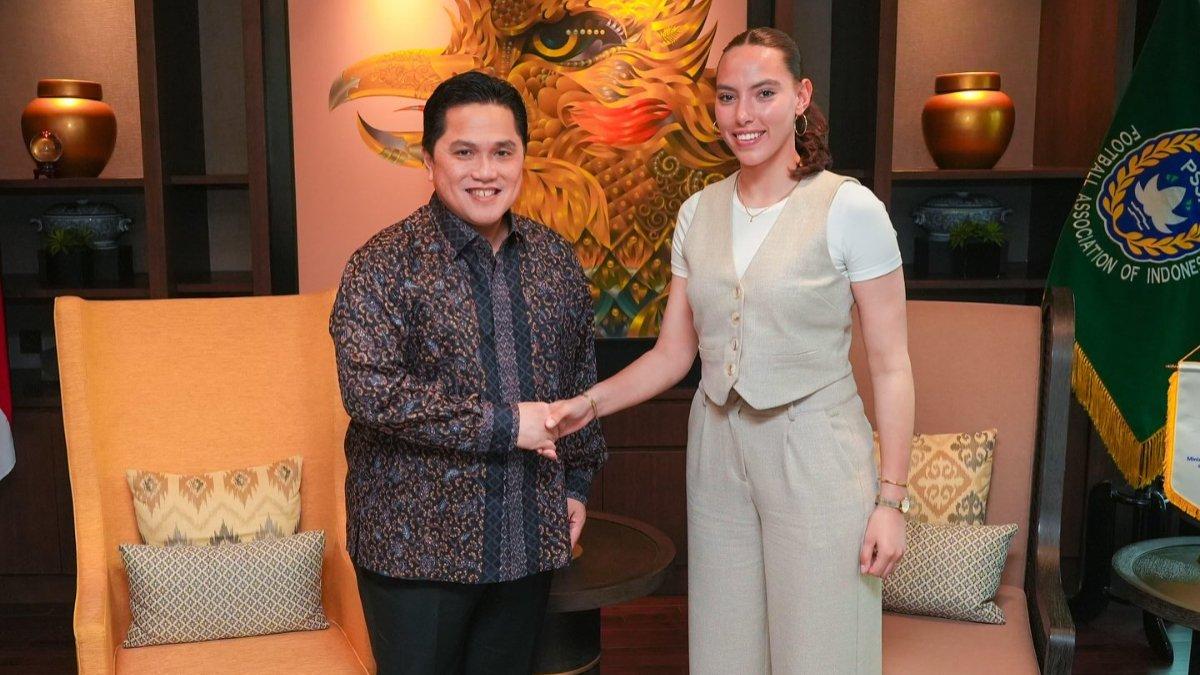 KABAR NATURALISASI - Iris Joska de Rouw bersama dengan ketua umum PSSI, Erick Thohir (30/5/2025).