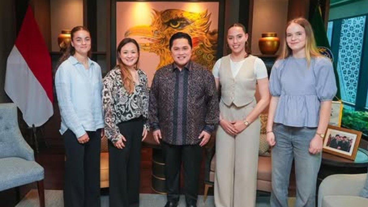 KABAR NATURALISASI - Iris Joska de Rouw bersama sejumlah pemain naturalisasi lainnya saat bertemu dengan ketua umum PSSI, Erick Thohir (30/5/2025).