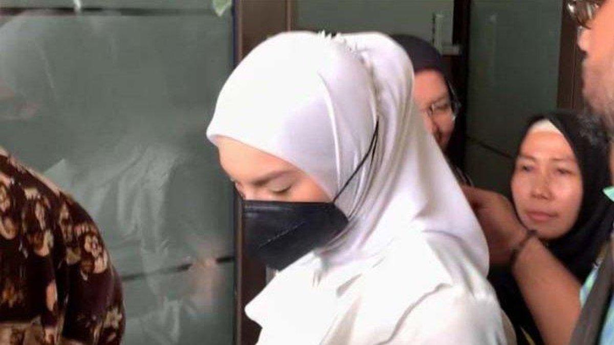 Irish Bella terus bungkam usai sidanga cerai di Pengadilan Agama Depok, Kamis (23/11/2023).