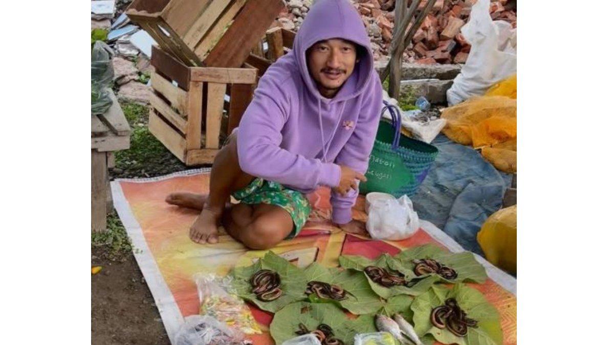 Isa Bajaj jualan di pasar