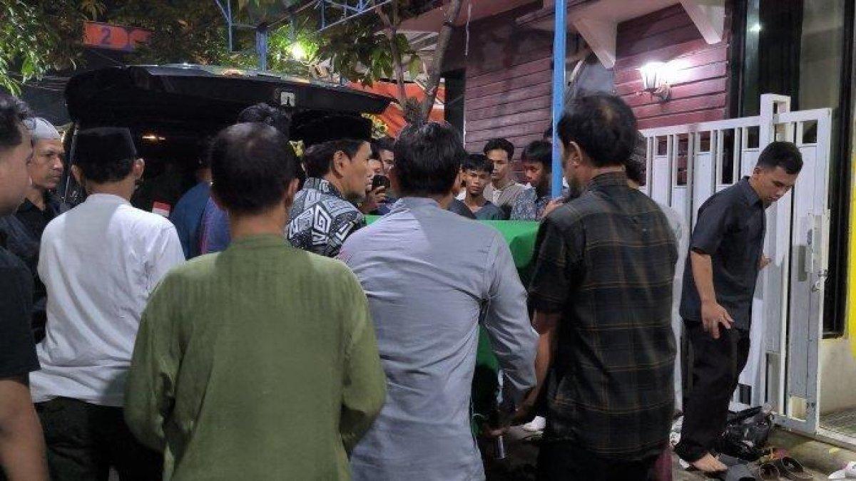 Isak tangis menyelimuti kepulangan jenazah Ilyas Abdurahman, seorang bos rental mobil yang menjadi korban penembakan komplotan pelaku penggelapan mobil di Rest Area KM 45 Tol Jakarta-Merak, pada Kamis (2/1/2025) dini hari.
