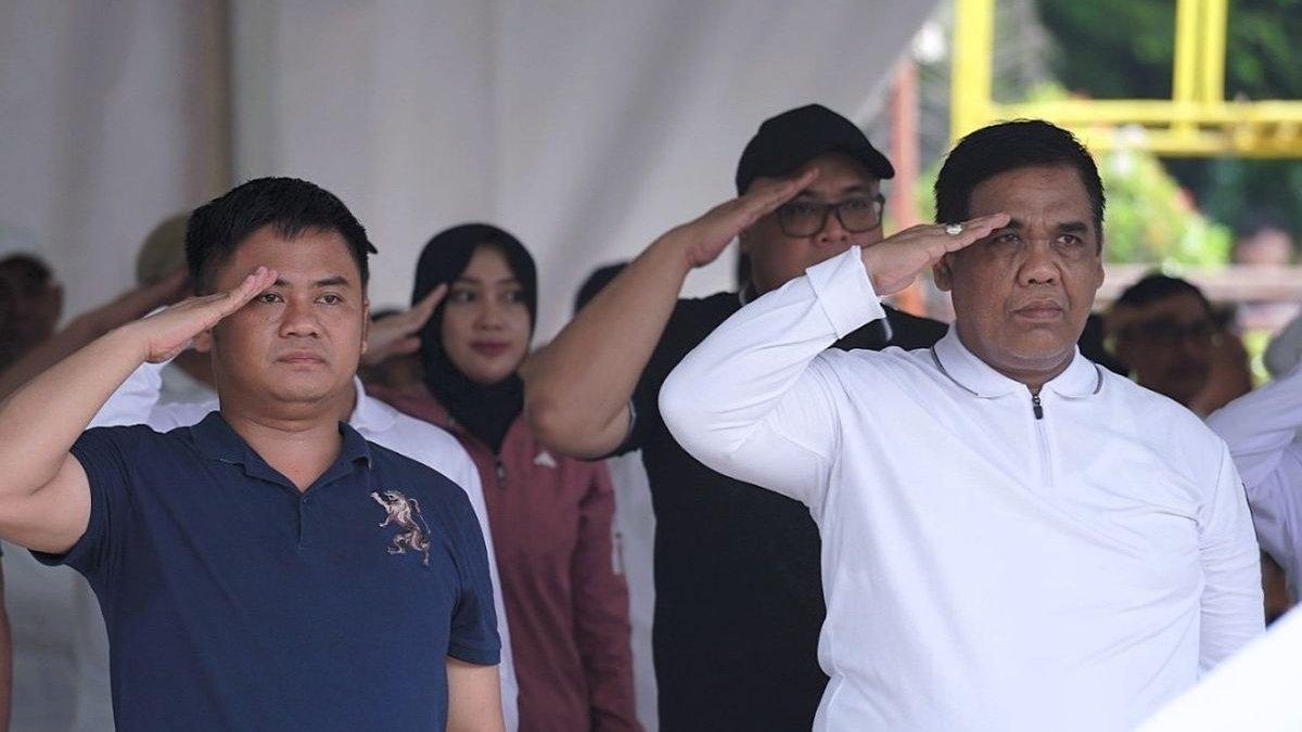 BUPATI TEGAL - Bupati dan Wakil Bupati terpilih Kabupaten Tegal hasil Pilkada 2024 Ischak Maulana Rohman (kiri) dan Ahmad Kholid (kanan) saat mengikuti latihan baris berbaris di Kawasan Silang Monumen Nasional (Monas), Jakarta Pusat, Selasa (18/2/2025).