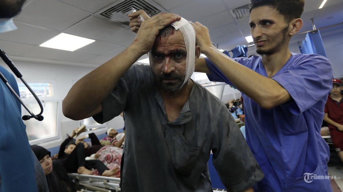 Seorang pria Palestina yang terluka menerima perawatan di rumah sakit al-Shifa, menyusul serangan udara Israel di Kota Gaza, Jalur Gaza tengah, Minggu, 5 November 2023. Rumah Sakit Shifa di Gaza telah menjadi fokus kebuntuan selama berhari-hari dalam perang Israel melawan Hamas . Israel mengklaim Hamas menggunakan fasilitas itu untuk tujuan militer dan telah membangun pusat komando bawah tanah yang luas di bawah rumah sakit. Sejak Israel menyatakan perang terhadap Hamas, pasukannya telah bergerak ke arah Shifa. Namun ratusan dokter dan pasien masih berada di dalam.