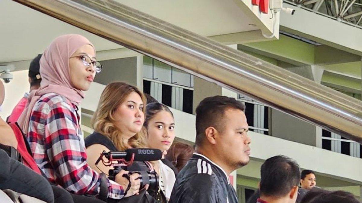 Istri Pratama Arhan, Nurul Azizah (ketiga dari kiri), hadir langsung menonton pertandingan timnas U23 Indonesia melawan Taiwan pada Kualifikasi Piala Asia U23 2024. Laga timnas U23 Indonesia vs Taiwan tersebut akan dilangsungkan di Stadion Manahan, Solo, pada Sabtu (9/9/2023) pukul 19.00 WIB.