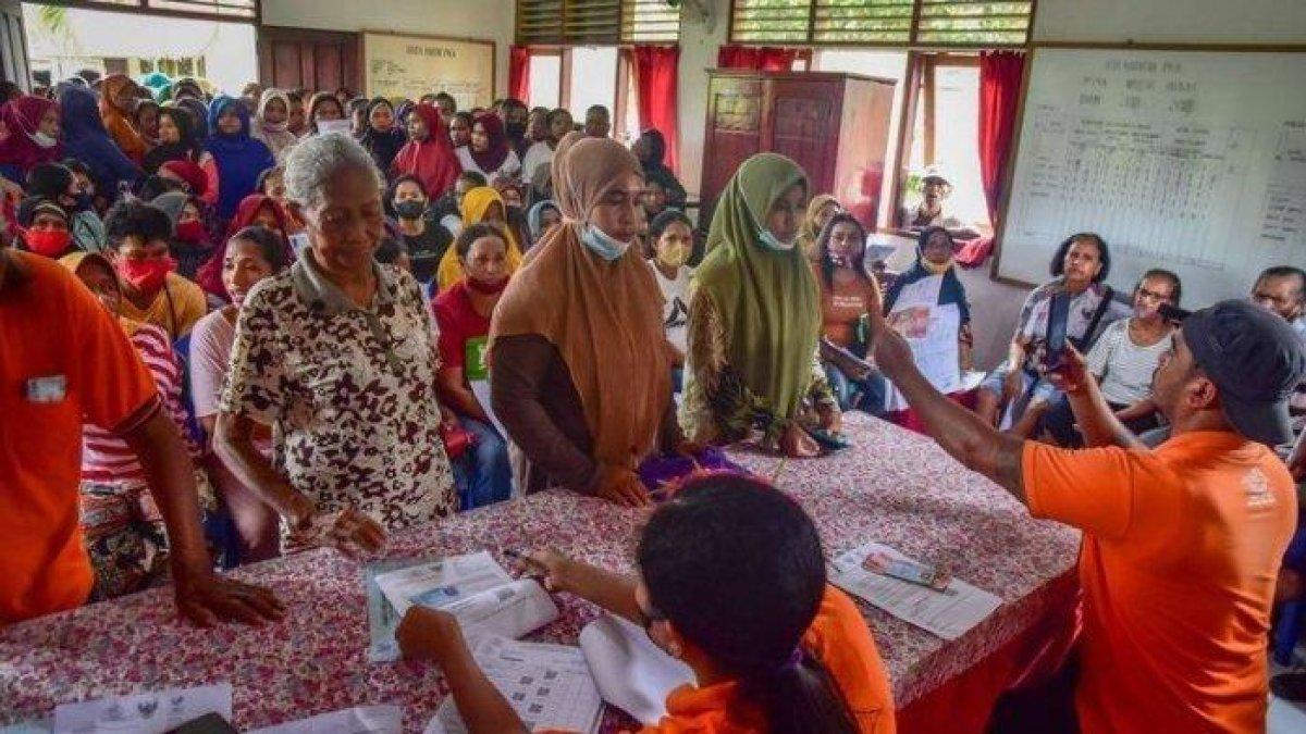 Iustrasi Proses pengambilan Bansos BPNT lewat Kantor Pos oleh petugas dan penerima manfaat.