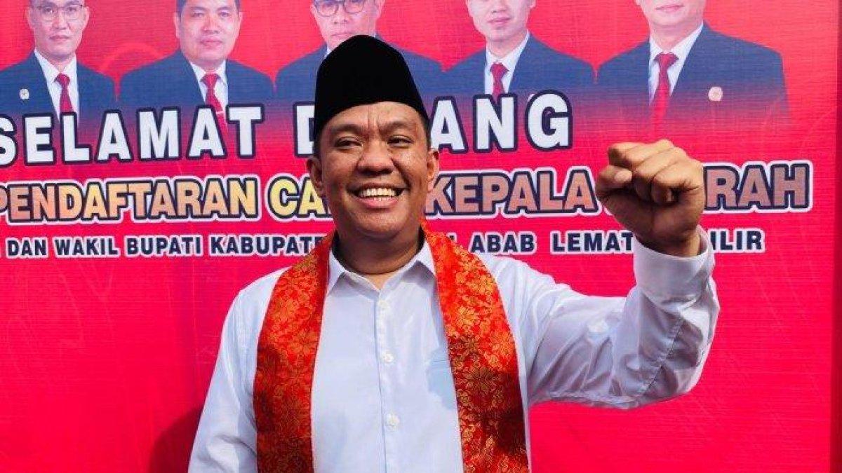 SOSOK WAKIL BUPATI - Iwan Tuaji saat mendaftar di KPU untuk maju di Pilkada PALI 2024 dokumen Sriwijaya Post (22/5/2025).