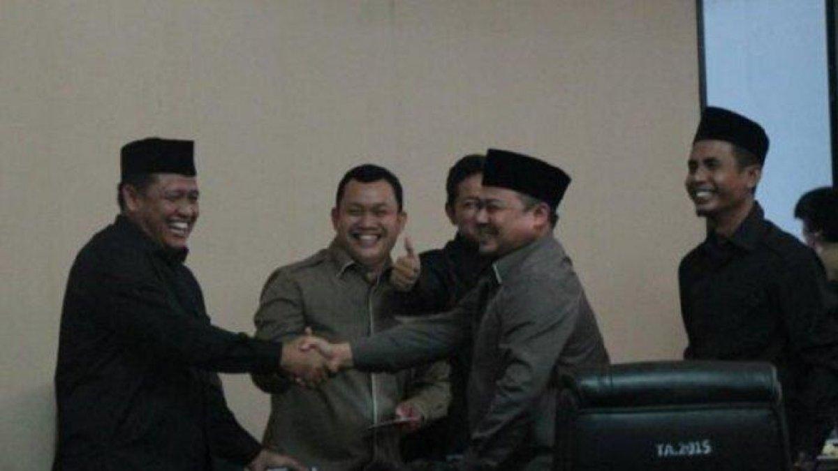 Iyus Gusmana (kanan foto berpeci), tukang urut yang menjadi anggota legislatif DPRD Kota Serang dari PKS