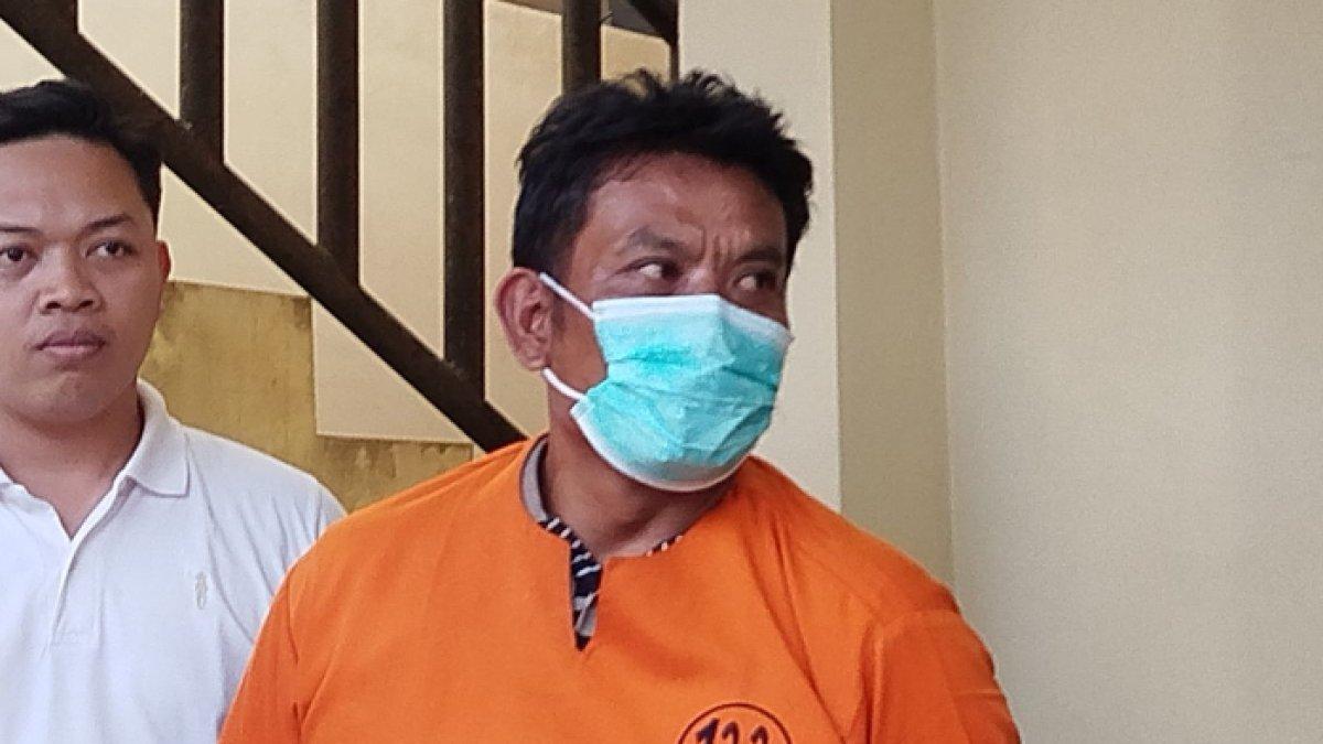 KASUS JUDI ONLINE - Potret JS saat diamankan Satreskrim Polresta Banyuwangi, Rabu (11/6/2025). JS ayah penyanyi FP terjerat kasus judi online.