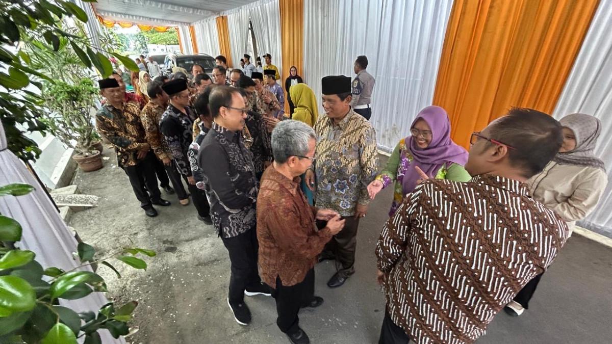 BUPATI HAMENANG ANJANGSANA - Jajaran Pemerintah Kabupaten (Pemkab) Klaten melanjutkan kegiatan anjangsana ke kediaman Wakil Bupati Klaten periode 2021–2025 Yoga Hardaya, di Desa Jonggrangan, Kecamatan Klaten Utara, Sabtu (26/7/2025).