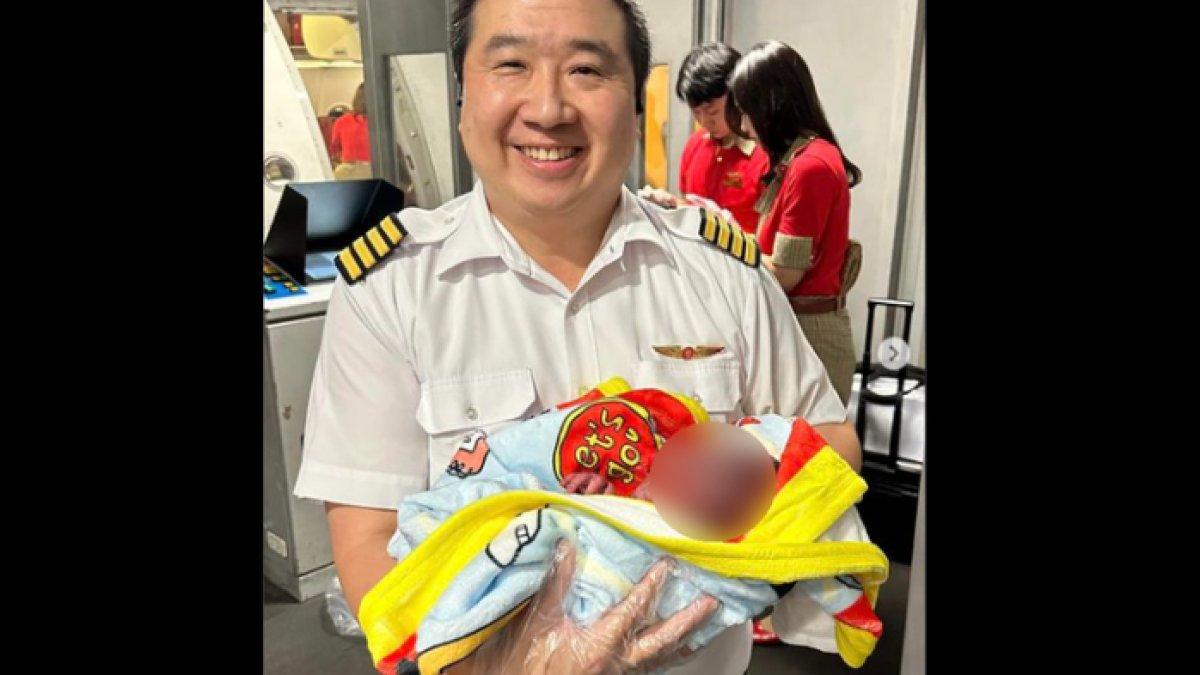 Pilot yang bernama Jakarin Sararnrakskul itu bercerita bahwa kejadian tersebut dilakukannya ketika menerbangkan pesawat VietJet dari Taipei, Taiwan, ke Bangkok