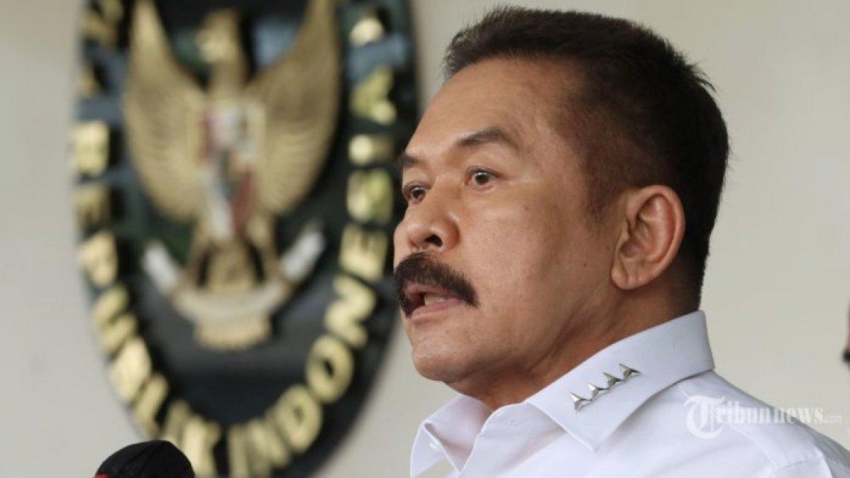 Jaksa Agung ST Burhanuddin memberikan keterangan kepada wartawan terkait penyerahan diri tersangka kasus dugaan korupsi dan pencucian uang PT Duta Palma Group di Kabupaten Indragiri Hulu, Riau Surya Darmadi di Gedung Kejaksaan Agung, Jakarta, Senin (15/8/2022).
