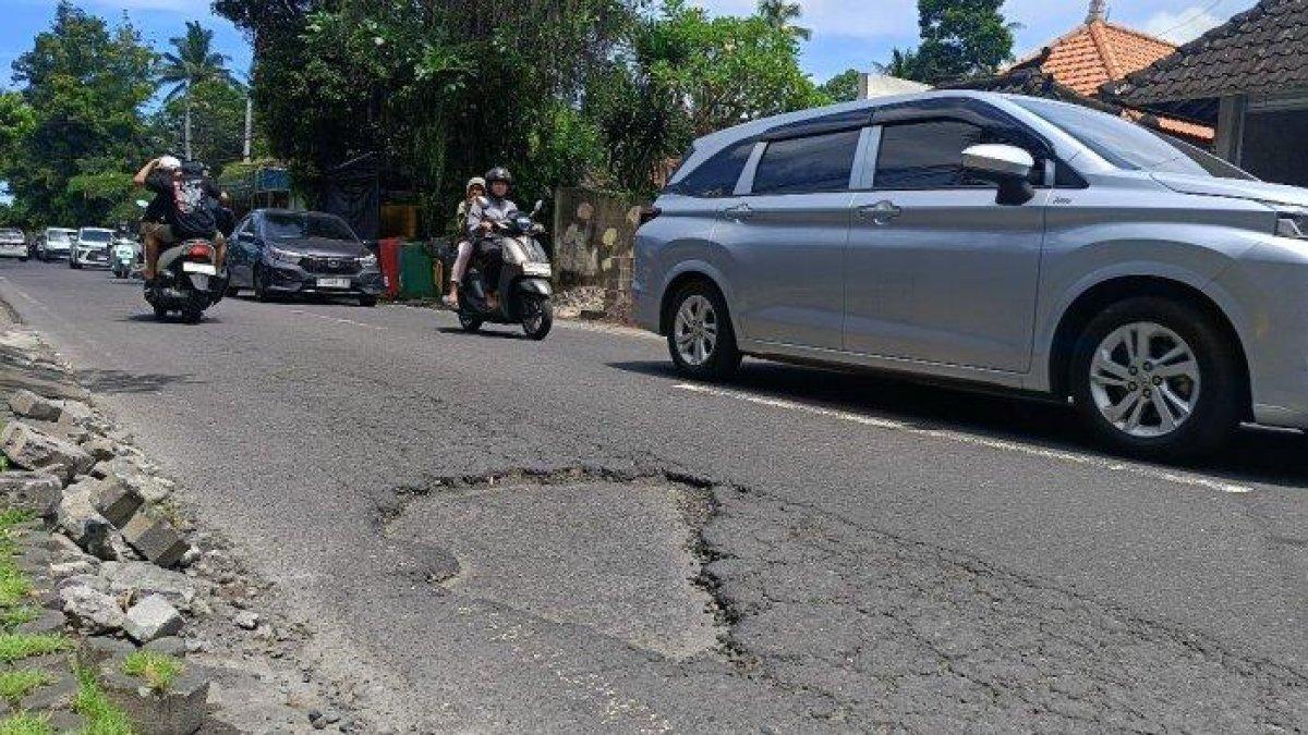 JALAN RUSAK GIANYAR - Salah satu jalan rusak di Kabupaten Gianyar, Bali, Jumat (4/4).