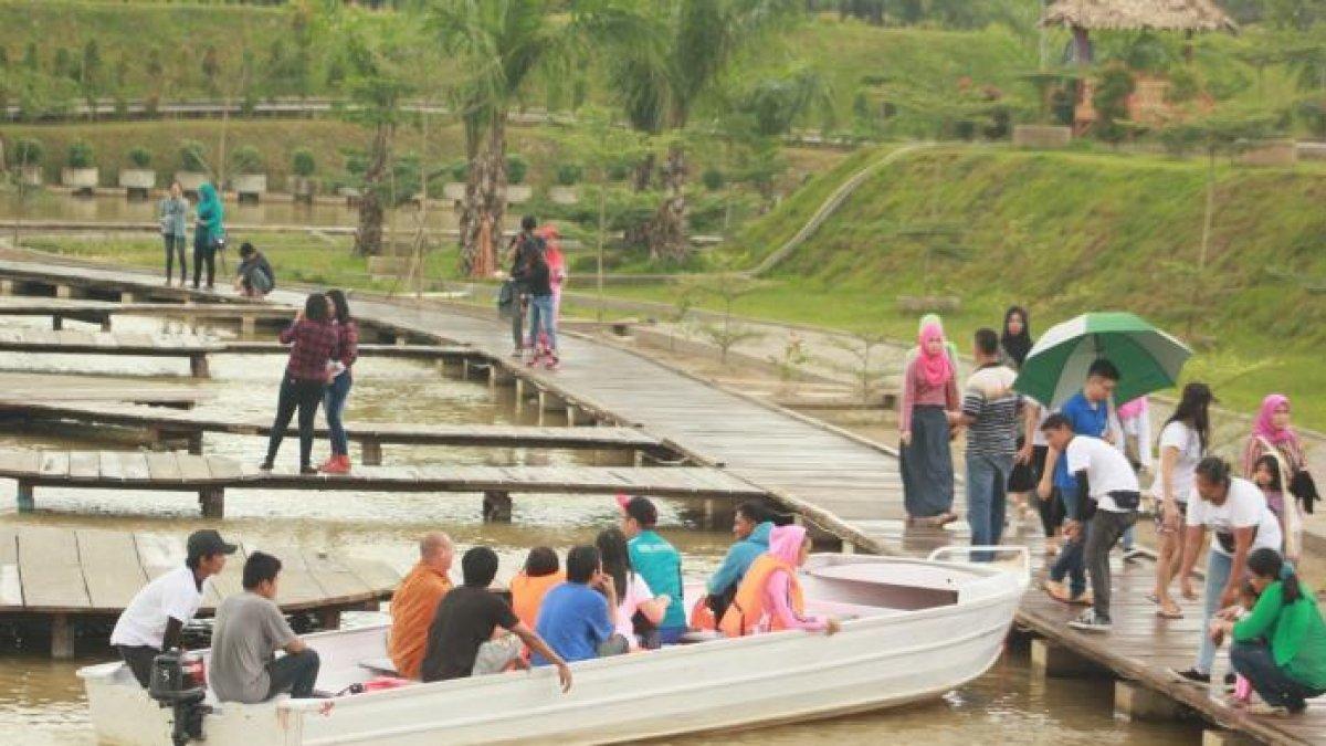 WISATA MENARIK - Potret Jambi Paradise disadur dari TribunTravel.com pada Senin (12/5/2025). Jambi Paradise menawarkan wahana permainan air berupa perahu dan ketek berbentuk bebek yang dapat digowes.