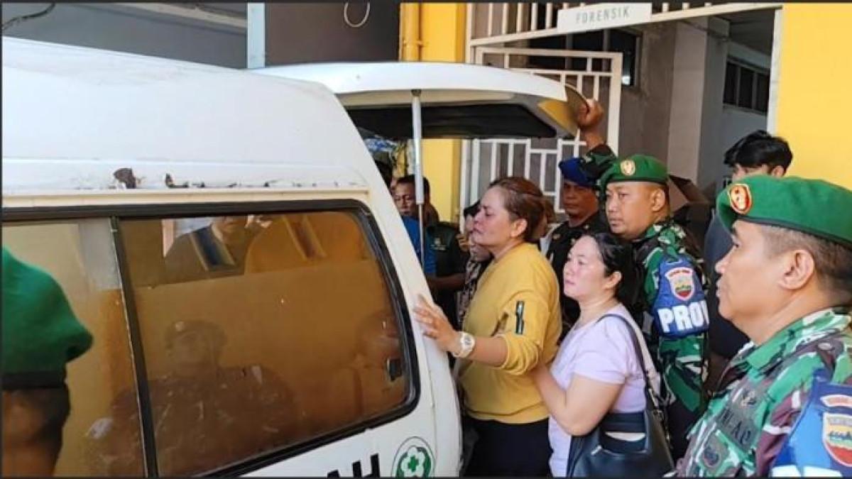 TNI BUNUH ISTRI - Jasad Astri Gustina Ayu Yolanda (35) setelah menjalani autopsi di RSUD Djoelham Binjai, Kota Binjai, Sumatera Utara, Rabu (23/7/2025). Ia diduga dibunuh suaminya yang merupakan anggota TNI.