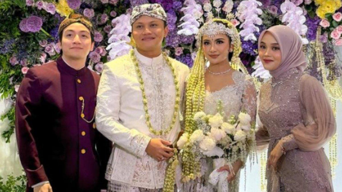 Jeffry Reksa dan Putri Delina di pernikahan Mahalini dan Rizky Febian