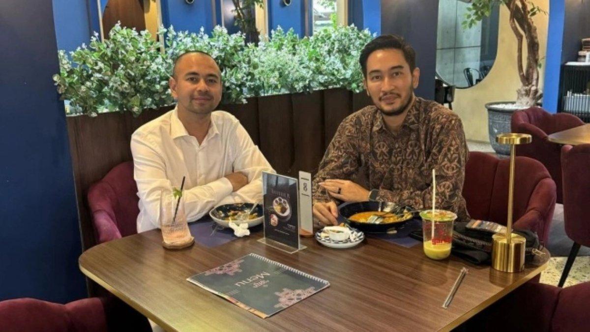 Jeje Govinda saat duduk bersama Raffi Ahmad.