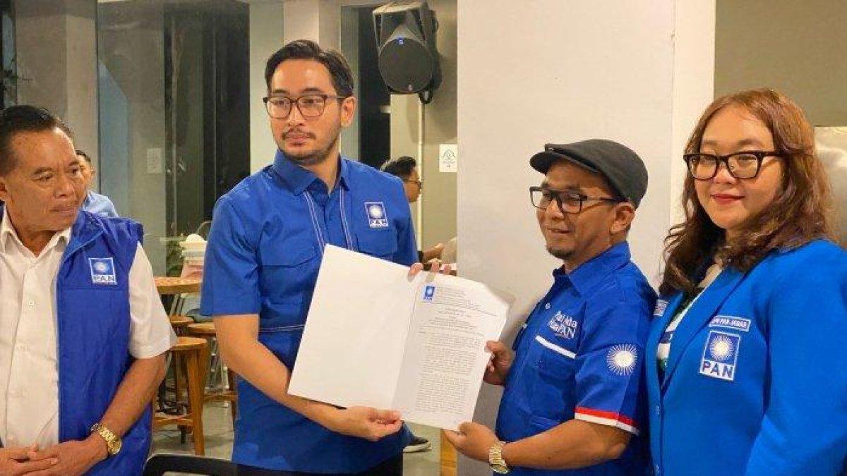 PROGRAM BUPATI BANDUNG BARAT - Jeje Ritchie Ismail alias Jeje Govinda menunjukkan SK Ketua DPD PAN Bandung Barat, Minggu (18/5/2025). SK tersebut diserahkan oleh Pembina Dapil 3 DPW PAN Jawa Barat (Jabar), Joko Suyono.