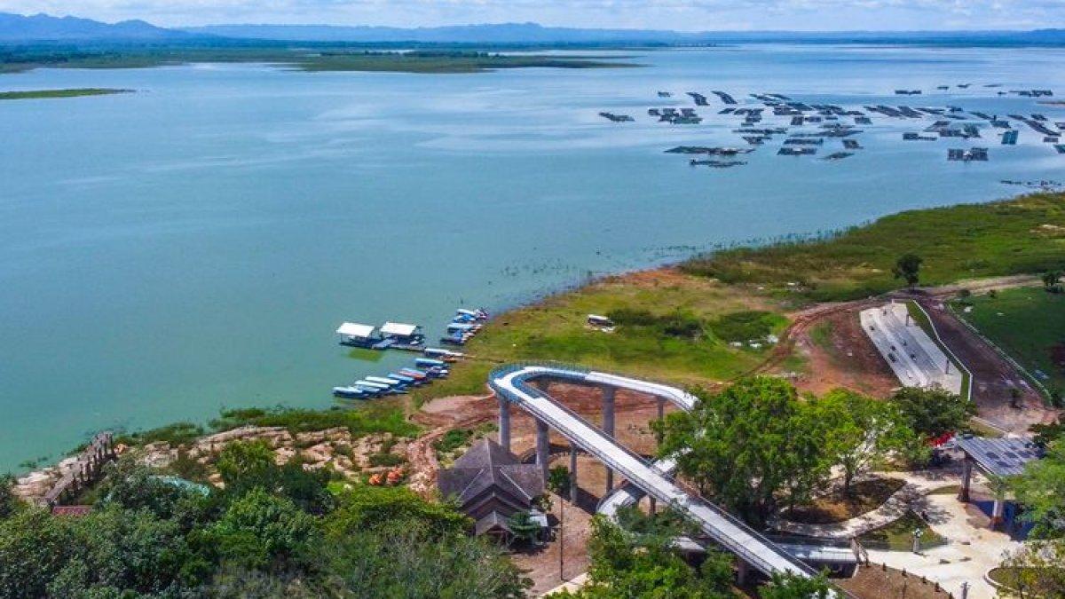 WISATA DI WONOGIRI - Jembatan Dek Kaca di Waduk Gajah Mungkur Wonogiri.