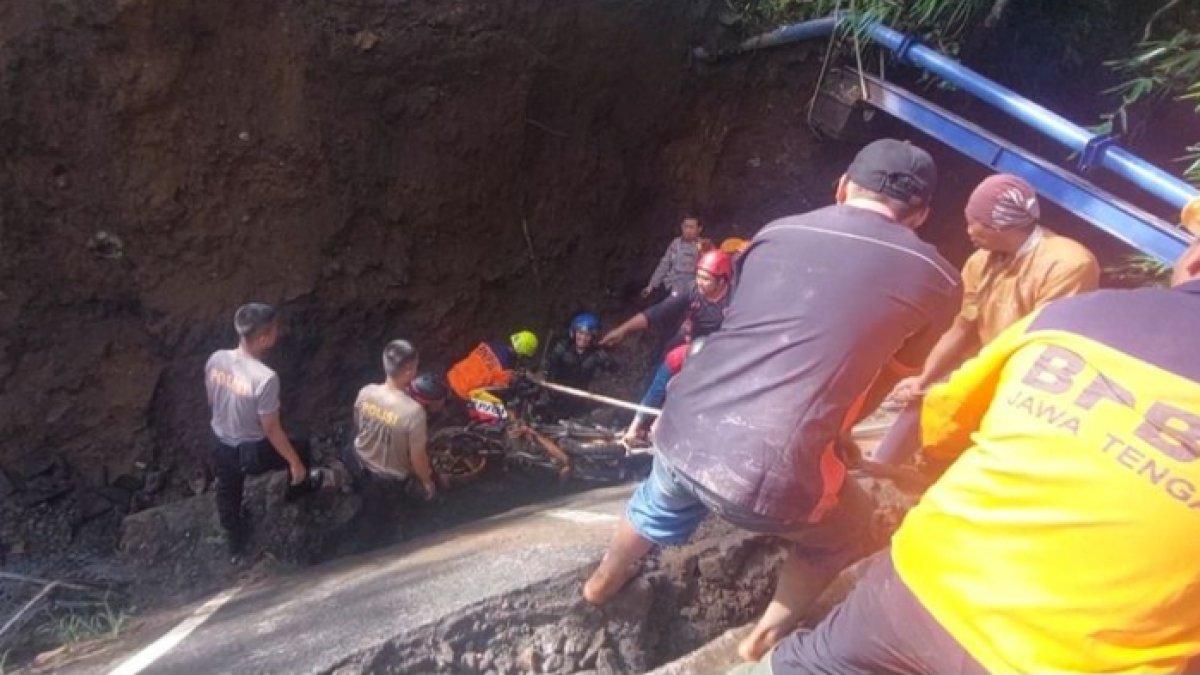 Jembatan roboh akibat banjir di Salatiga telan korban jiwa