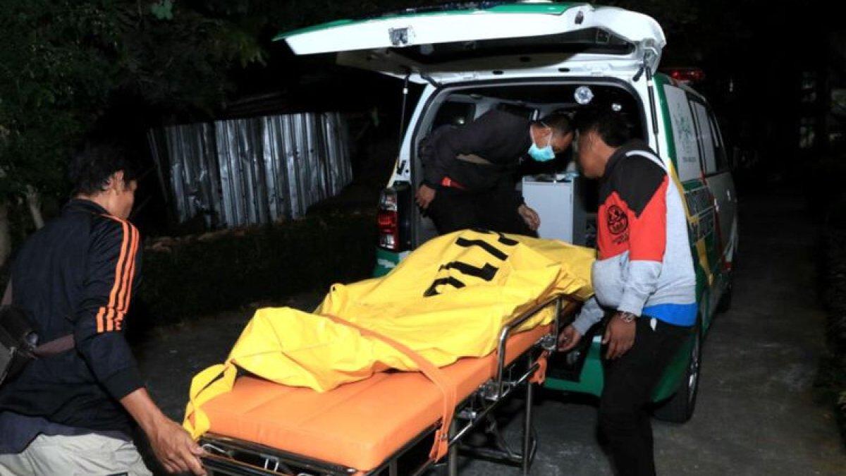 Jenazah Kadir (68) dibawa dari lokasi kejadian di Desa Kedawung, Kecamatan Nglegok, Kabupaten Blitar, menuju ke rumah sakit untuk divisum, Sabtu (28/10/2023) malam.