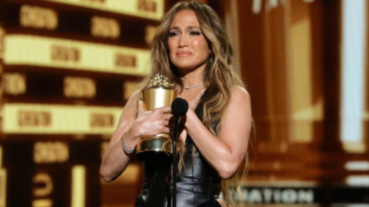 Jennifer Lopez saat meraih penghargaan atas kariernya sebagai popstar