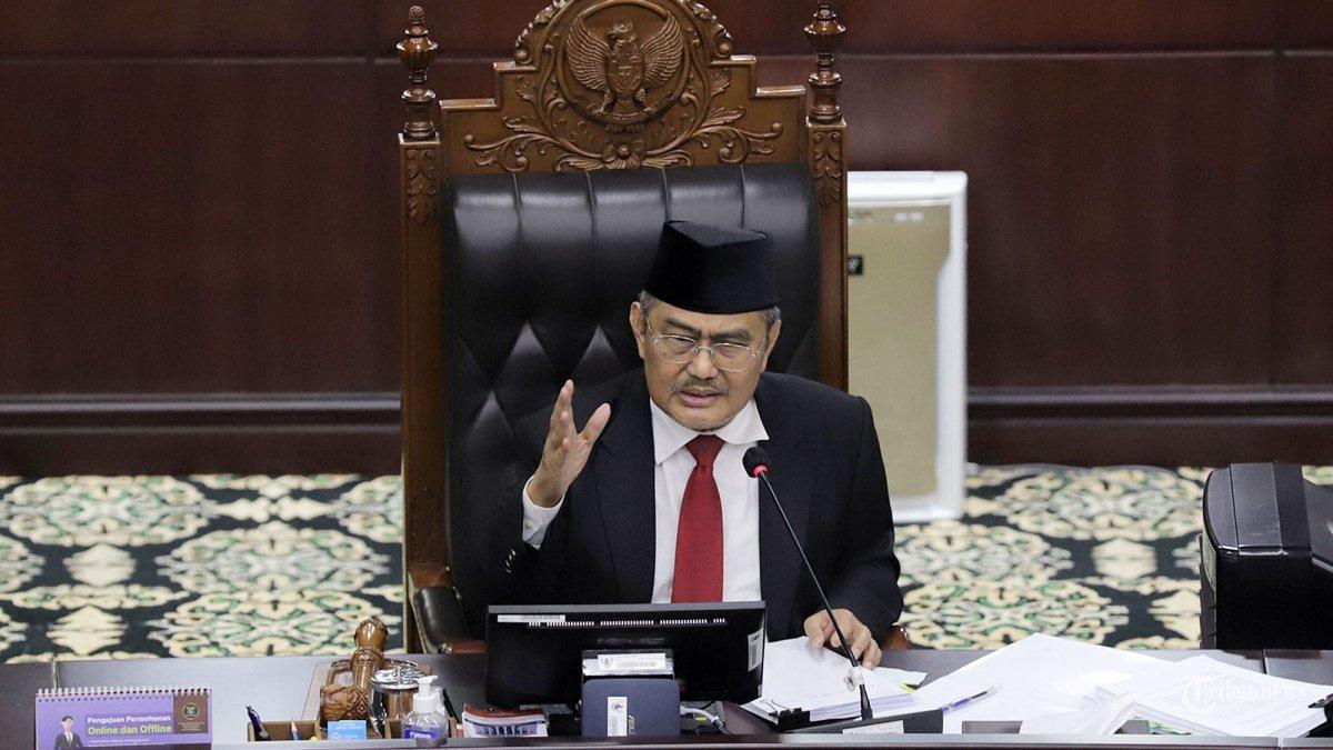 Ketua Majelis Kehormatan Mahkamah Konstitusi (MKMK) Jimly Asshiddiqie memimpin jalannya sidang putusan dugaan pelanggaran etik terhadap hakim Mahkamah Konstitusi (MK) di Mahkamah Konstitusi, Jakarta Pusat, Selasa (7/11/2023).
Sidang tersebut beragendakan pembacaan putusan terhadap 21 laporan terkait dugaan pelanggaran etik dalam pengambilan putusan uji materi terhadap UU Pemilu yang memutuskan mengubah syarat usia capres-cawapres.
Salah satunya Majelis Kehormatan Mahkamah Konstitusi (MKMK) membacakan putusan nomor 2/MKMK/L/11/2023. Putusan itu terkait dugaan pelanggaran etik hakim Mahkamah Konstitusi (MK) dengan terlapor Ketua MK Anwar Usman.
Hakim terlapor terbukti melakukan pelanggaran berat sehingga diberi sanksi pemberhentian dari jabatan Ketua Mahkamah Konstitusi.