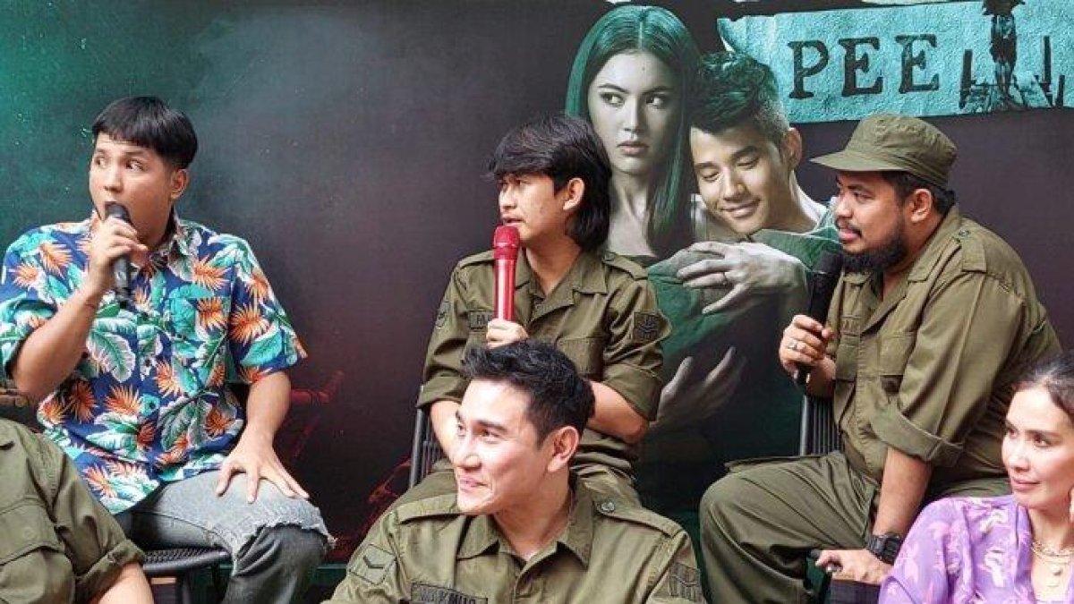 Jirayut (kemeja floral) kaget ketika diberitahu soal Vino G Bastian