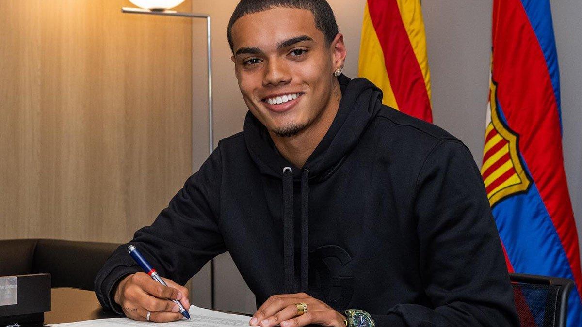 Joao Mendes saat tanda tangan dengan Barcelona