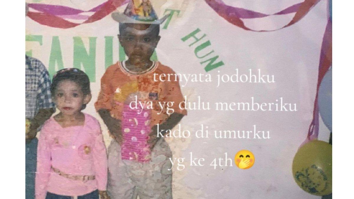 Wanita ini gak nyangka jodohnya adalah lelaki yang dulunya pernah foto bareng di pesta ultahnya yang ke-empat