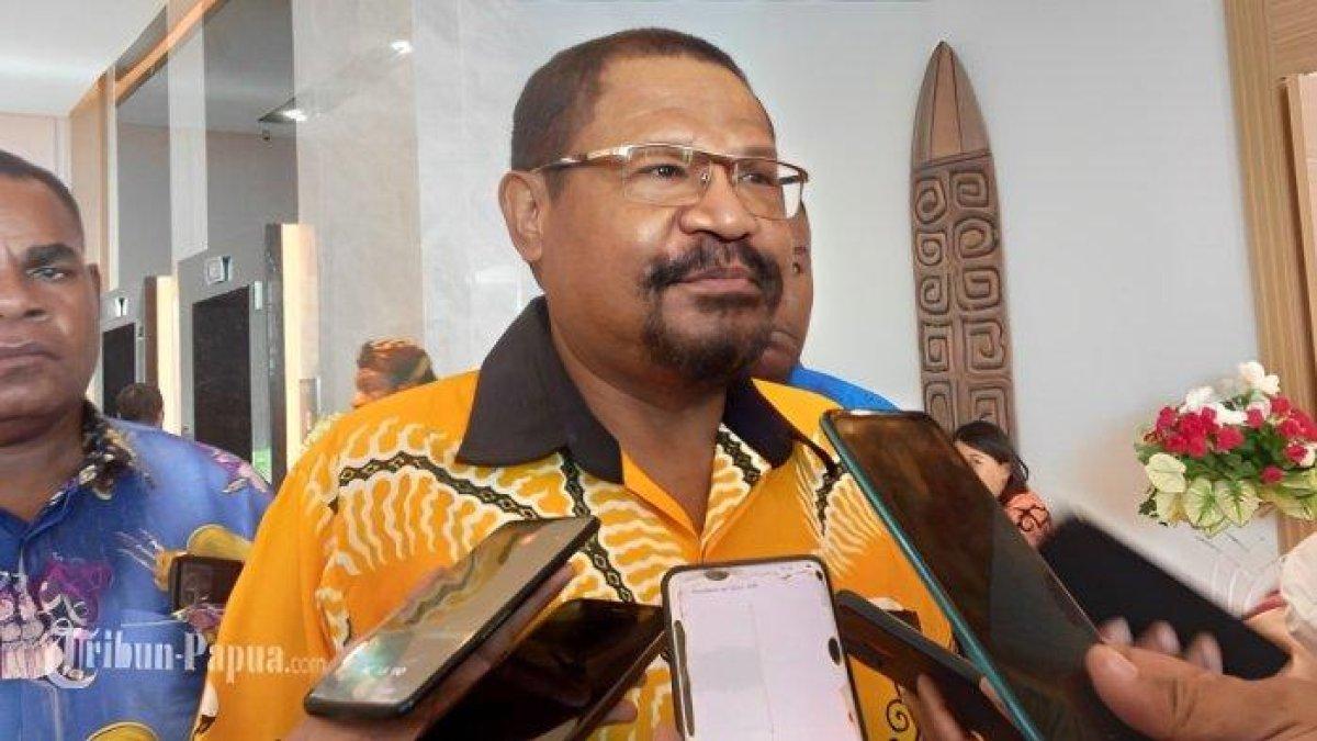 GUBERNUR PAPUA PEGUNUNGAN - John Tabo baru saja dilantik Presiden Republik Indonesia Prabowo Subianto sebagai Gubernur Papua Pegunungan, Kamis (17/4/2025). Pelantikan ini menjadikan John Tabo sebagai gubernur pertama di Provinsi Papua Pegunungan.