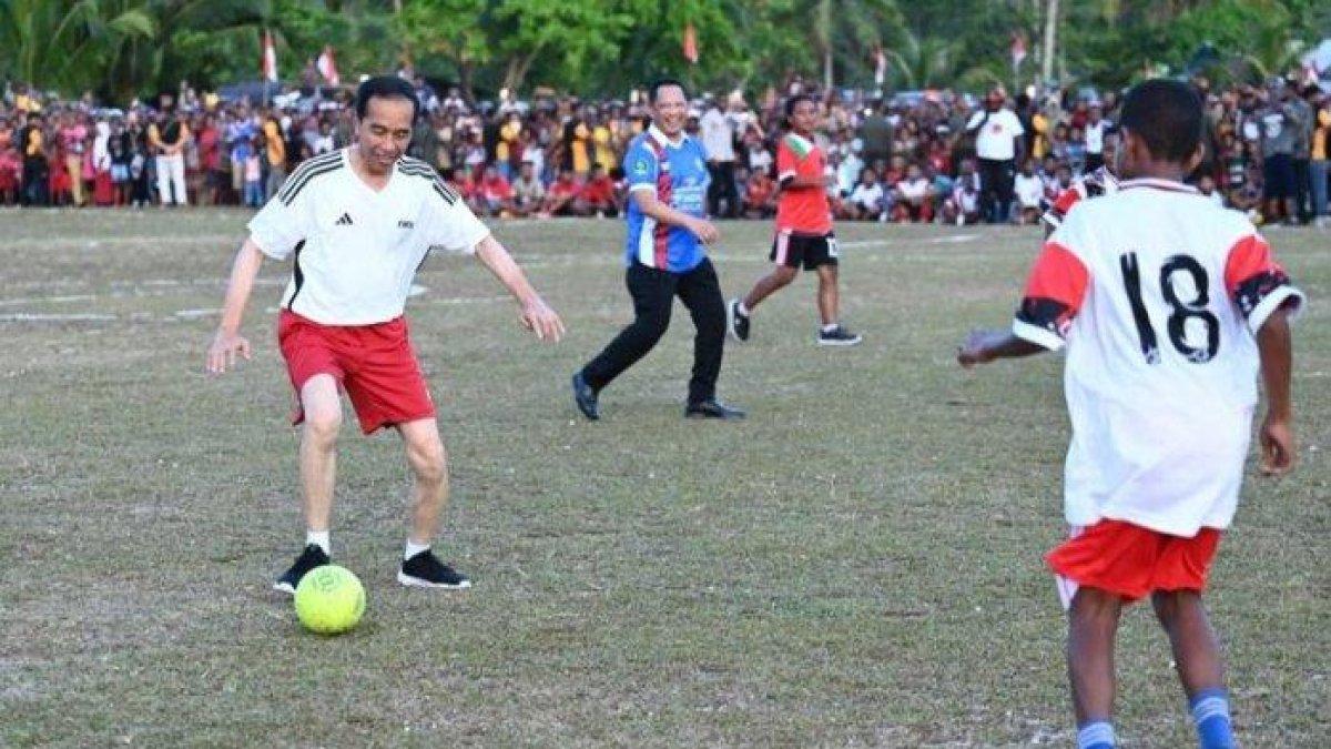 Jokowi saat bermain bola dengan anak-anak Papua