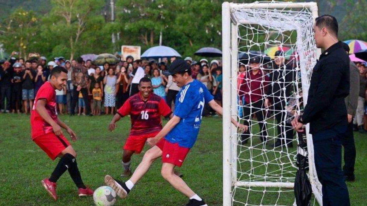 Jokowi main bola di NTT