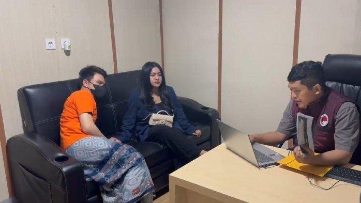 KASUS IJONK TERSANGKA - Jonathan Frizzy memakai sarung setelah operasi wasir, ditemui di Lantai 4 Mapolresta Bandara Soekarno-Hatta, Benda, Kota Tangerang, Banten, Senin (5/5/2025). Jonathan Frizzy disebut mengidap kanker. Ini penjelasan Kejaksaan.