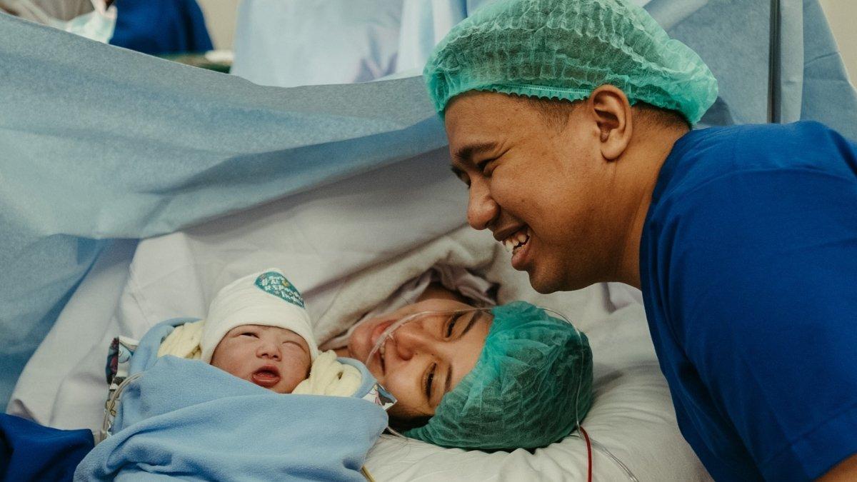 Joshua tampak menemani proses persalinan Clairine Clay