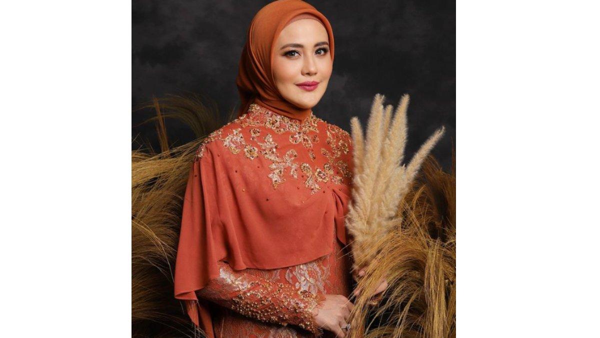 Juliana Moechtar berkebaya berwarna bata