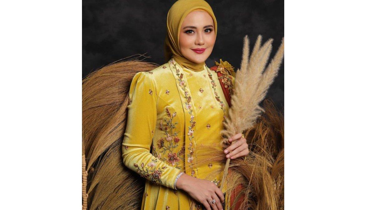 Juliana Moechtar berkebaya berwarna kuning.