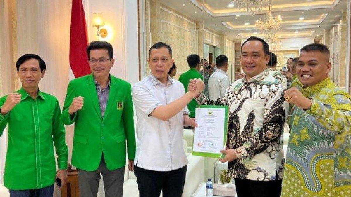JUMIWAN AGUZA - Partai Persatuan Pembangunan (PPP) resmi mengusung pasangan Jumiwan Aguza/Maidani pada Pemilihan Bupati (Pilbup) Bungo 2024. Jumiwan Aguza menjadi bupati dengan harta paling sedikit se-Jambi.
