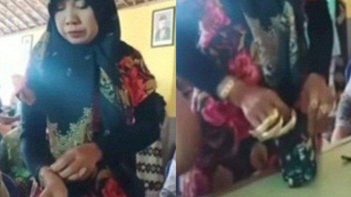 Juragan beras disoraki warga di Probolinggo saat mengantre bansos, perhiasan langsung dilucuti