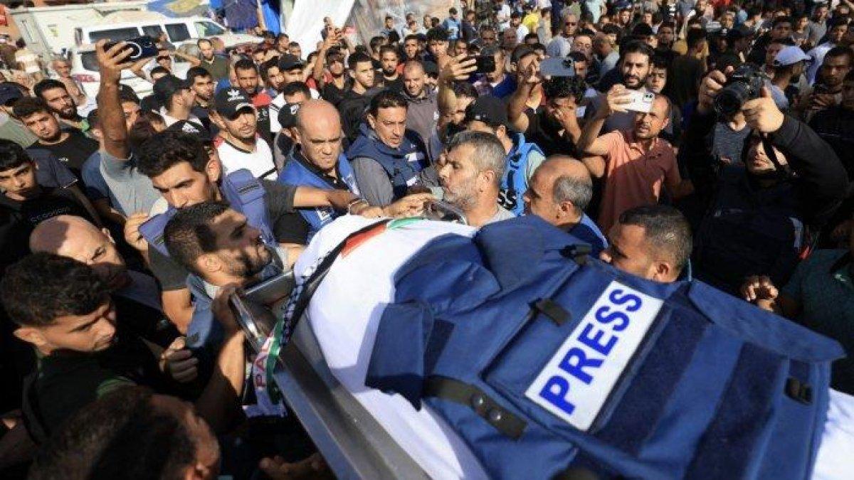 Jurnalis, kerabat dan teman mendoakan jenazah jurnalis TV Palestina Mohamed Abu Hatab dan sebelas anggota keluarga sehari setelah mereka terbunuh ketika rumah mereka dibom dalam pemboman Israel di Khan Yunis, di Jalur Gaza selatan pada 3 November 2023. Berikut grafik besarnya jumlah korban konflik Israel-Hamas dari tahun ke tahun.