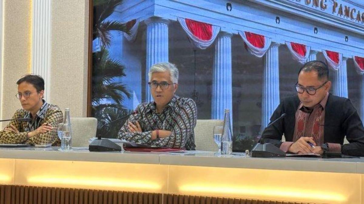 KEMLU - Juru Bicara Kementerian Luar Negeri (Kemlu) RI, Rolliansyah Soemirat (tengah), dalam konferensi pers di Kantor Kemlu RI, Jakarta Pusat, Kamis (31/10/2024).