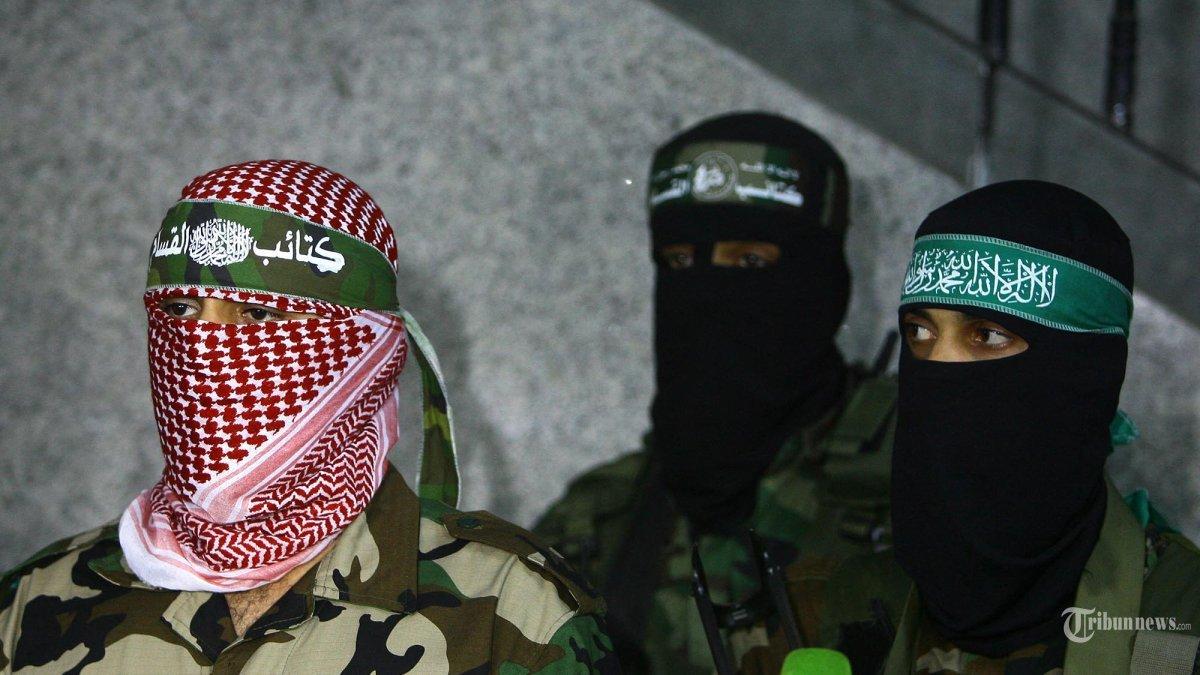 AFP/MOHAMMED ABED
Foto tak bertanggal ini memperlihatkan Abu Obeida, juru bicara sayap bersenjata Hamas Brigade Ezzedine Al-Qassam, mengadakan konferensi pers di Kota Gaza. -- Hamas membantah tuduhan Israel soal markas bawah tanah Hamas di kompleks Rumah Sakit Al Shifa yang terbesar di Gaza.