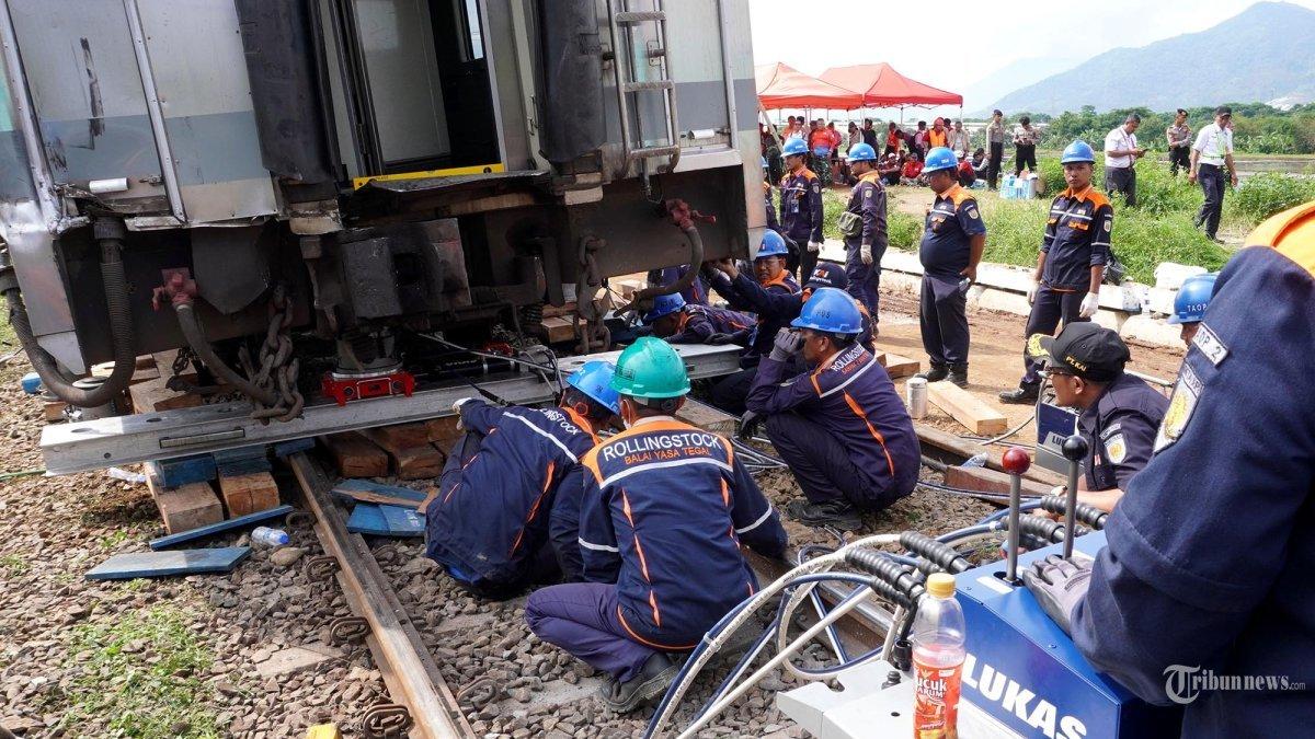 Sejumlah Petugas ROLLINGSTOCK dari Balai Yasa Tegal melakukan evakuasi kereta api (KA) Turangga yang tabrakan dengan KA Lokal Bandung Raya di Desa Cikuya, Kecamatan Cicalengka, Kabupaten Bandung, Jawa Barat, Jumat (5/1/2024). Tabrakan dua kereta api yang terjadi sekitar pukul 06.03 WIB tersebut mengakibatkan tiga orang tewas dan puluhan lainnya luka-luka.