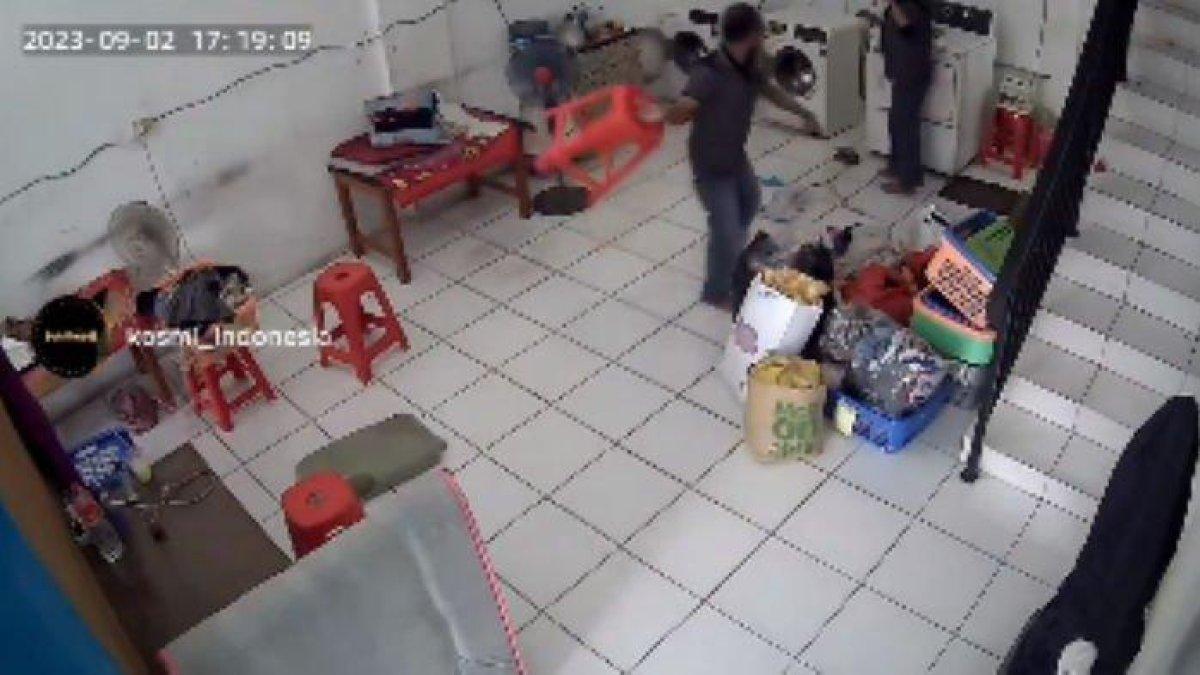 angkap layar CCTV seorang pria memukul melempar kursi dan bangku hingga menendang seorang wanita peristiwa terjadi di ruko laundry daerah Bekasi Utara, Kota Bekasi, Jawa Barat. Belakangan diketahui pelaku adalah suami siri korban.