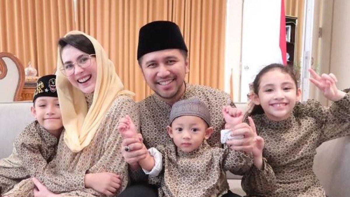 KELUARGA EMIL DARDAK - Emil Dardak bersama Arumi Bachsin dan anak-anaknya.