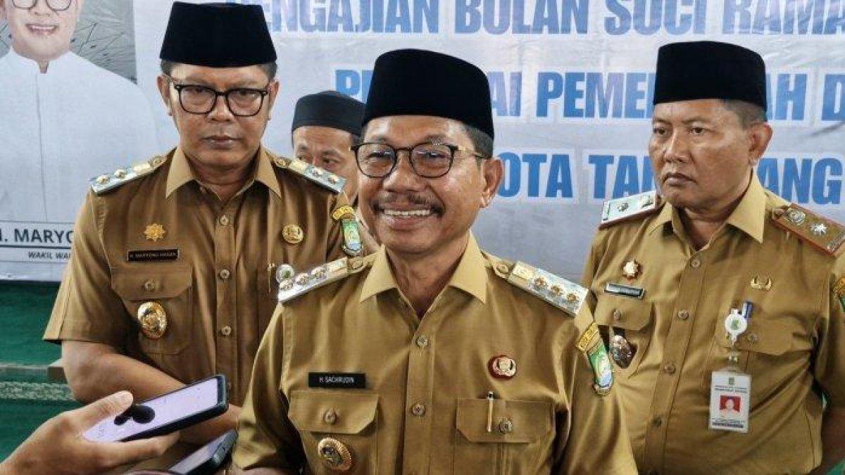 KEPALA DAERAH TANGERANG - Wali Kota Tangerang Sachrudin (kedua dari kanan) saat diwawancarai di Masjid Raya Al Azhom, Kota Tangerang, Banten, Senin (3/3). Program 100 hari kerja Wali Kota Tangerang.