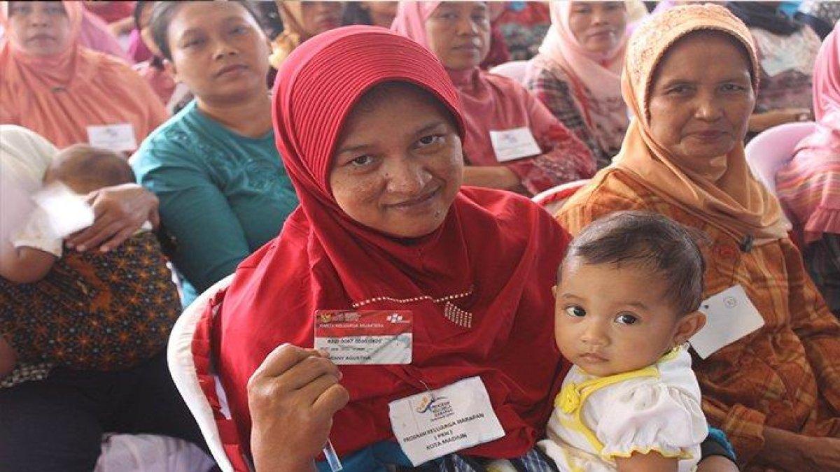 KPM Ibu dan Balita penerima manfaat bantuan sosial .