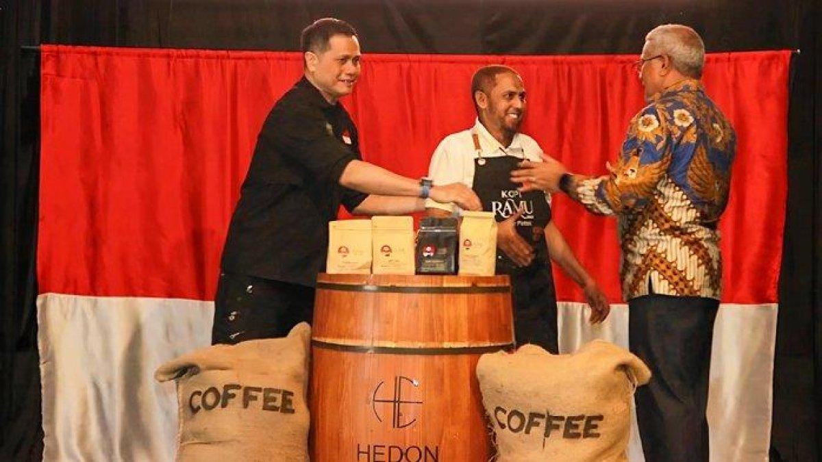 CERITA UMAR PATEK - Eks napi teroris Umar Patek (tengah) mengenalkan ‘Ramu Kopi 1966’ yang menjadi lini bisnisnya bersama Hedon Estate dalam peluncuran yang digelar pada Selasa (3/5/2025). Peluncuran kopi ini turut dihadiri oleh mantan Kepala Densus 88 Antiteror Polri Komjen Marthinus Hukom (kanan), yang kini menjabat sebagai Kepala Badan Narkotika Nasional (BNN), sejumlah pejabat hingga crazy rich Surabaya yang kehadiran mereka disambut oleh drg David Andreasmito (kiri) selaku pemilik Hedon Estate.